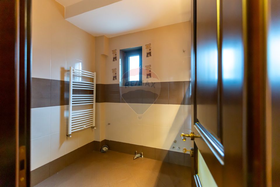 10 room House / Villa for sale, Serbanesti area