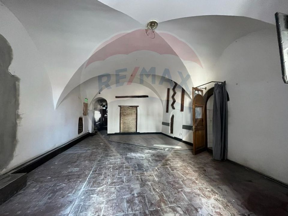 220sq.m Commercial Space for rent, Ultracentral area