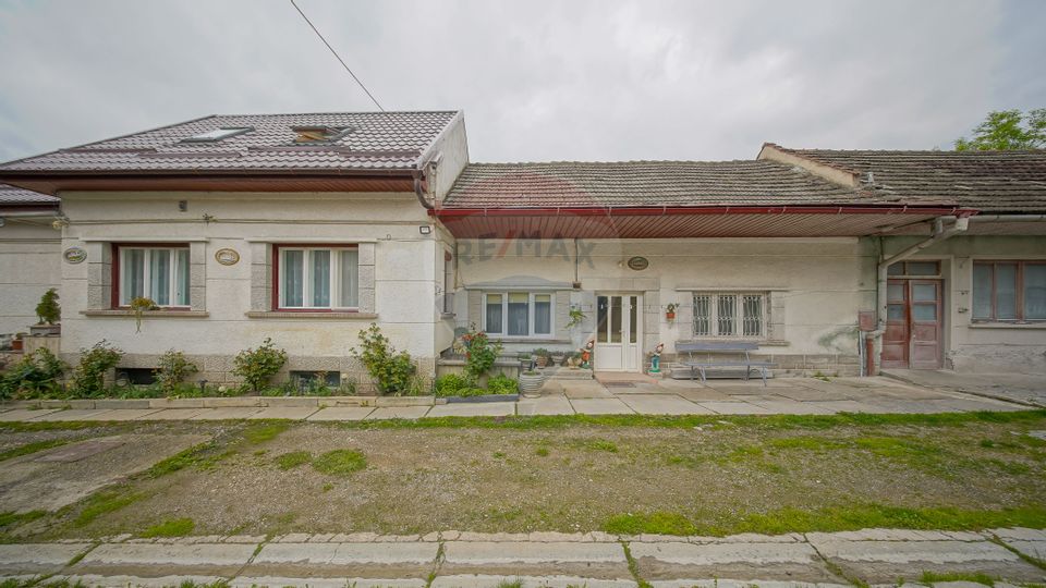 Casa individuala cu doua corpuri, teren 1000mp