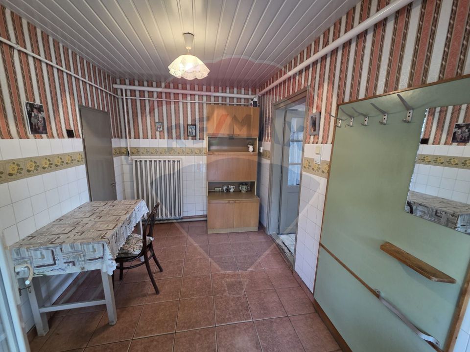 Casă cu gradina si solarii de legume