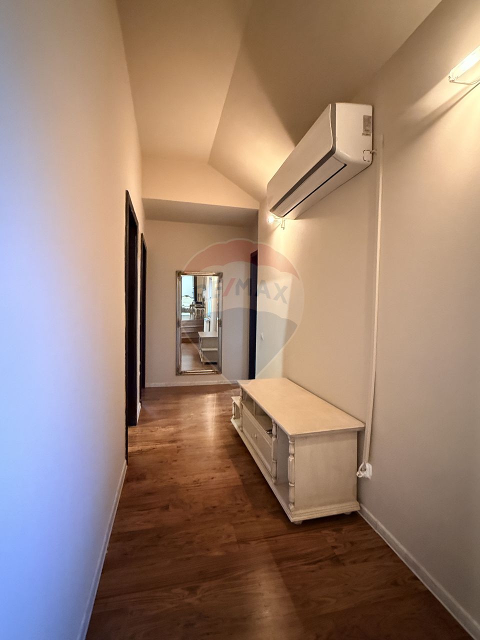 Casă / Vilă cu 4 camere de închiriat în zona Gruia