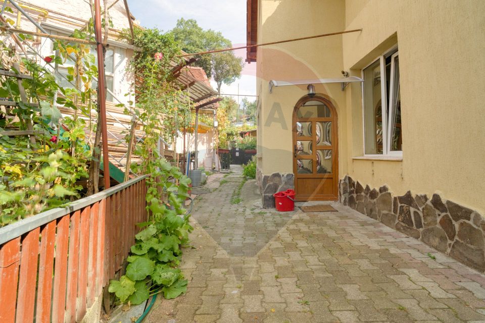 REZERVATA! Corp de casă de renovat, la intrarea pe strada De Mijloc