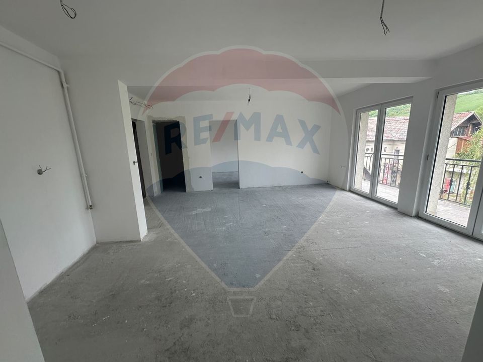 Apartament  de vânzare cu 3 camere, în apropiere de Băile Cojocna