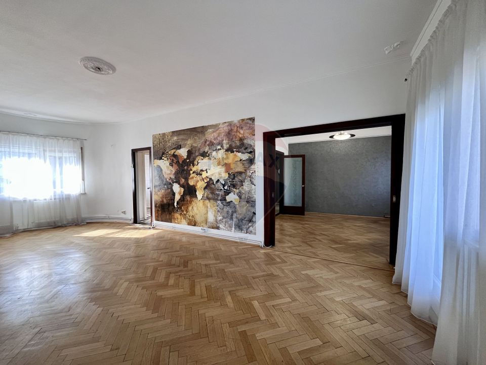 Apartament cu 4 camere nemobilat in P-ta Victoriei langa Orange