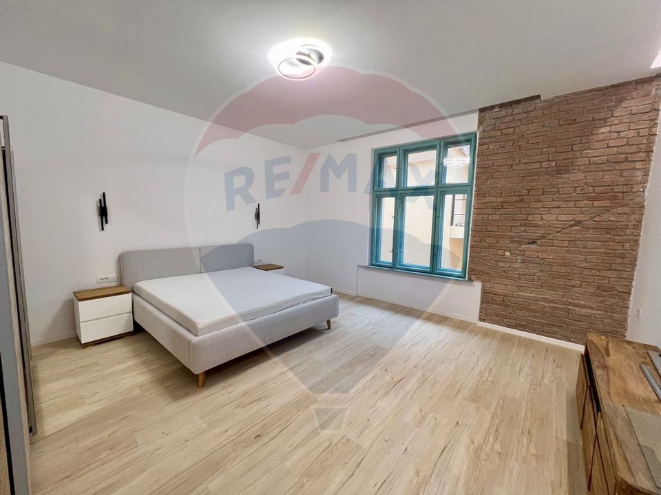 Apartam decomandat 2 cam la casa cu terasa, gradina - Pet Friendly