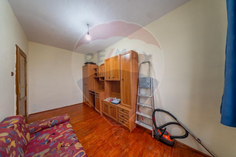 Apartament de vânzare 3 camere Chisineu Cris