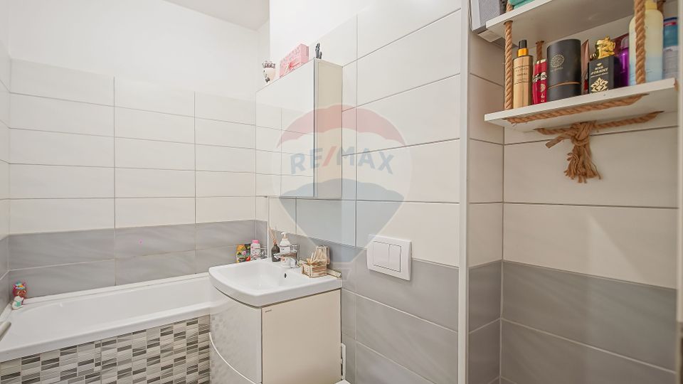Apartament cu 3 camere de vânzare în zona Tractorul
