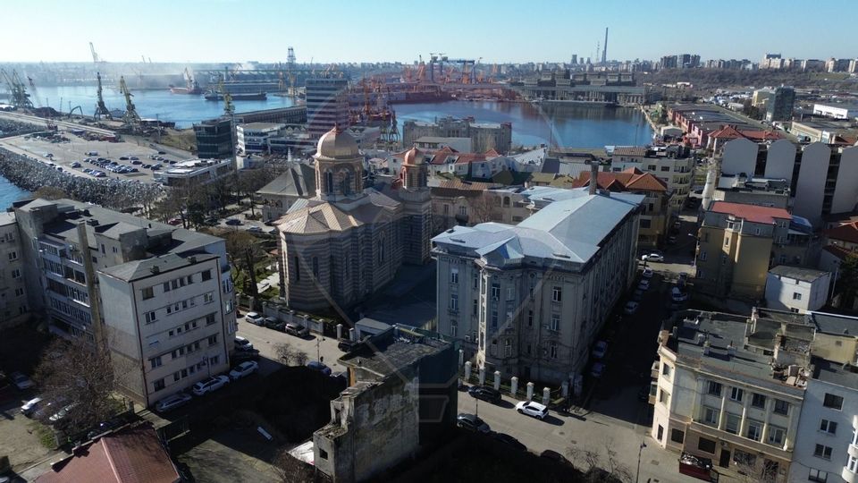 Vilă cu 16 camere de vanzare in zona Peninsula