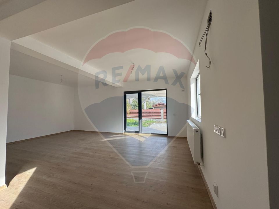 House / Villa with 4 rooms Domnesti