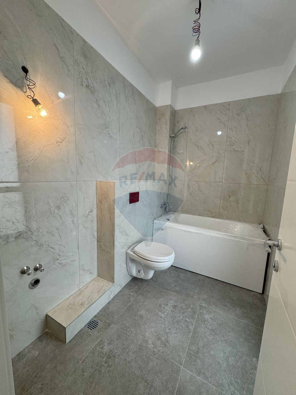 Apartament nr 4/nr 15 cu curte, pompă căldură, piscină încălzită