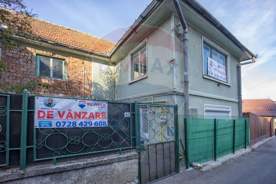 Casă  8 camere de vânzare în zona Schei