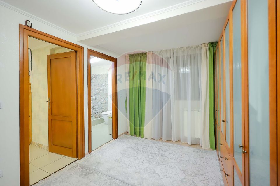 Casă de vânzare cu 4 camere în cartierul Beverly Hills, Sânmartin