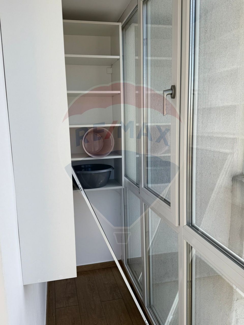 de inchiriat 3 camere, 70 mp, ultrafinisat, 3/4, centrala