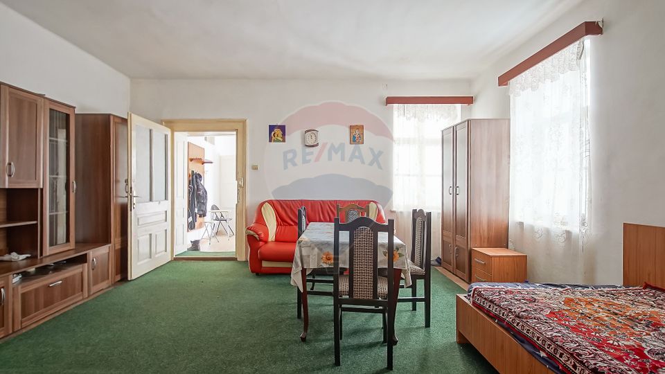 Casă de vânzare în centrul localității Prejmer, teren 5.055 mp!