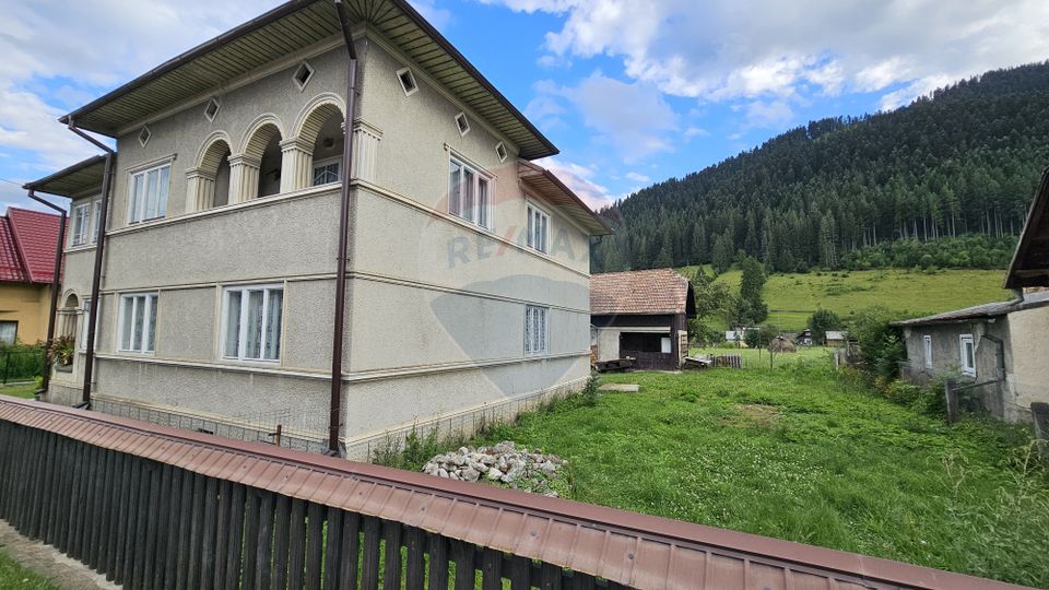 Casa 225 mp, teren intravilan 4822 mp C. Moldovenesc, Suceava