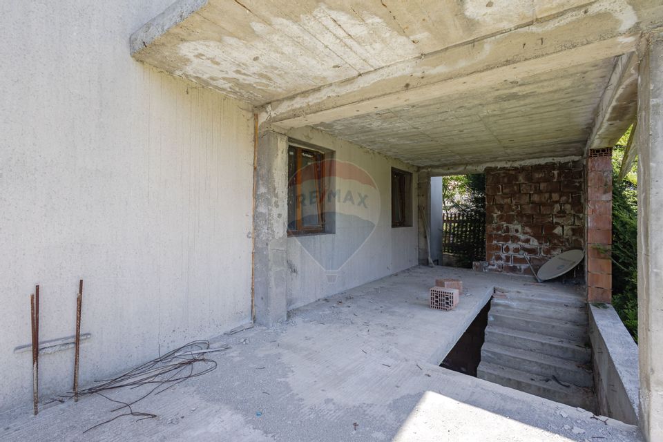 Casă / Vilă cu 8 camere / 7 bai de vânzare, Moieciu de Jos