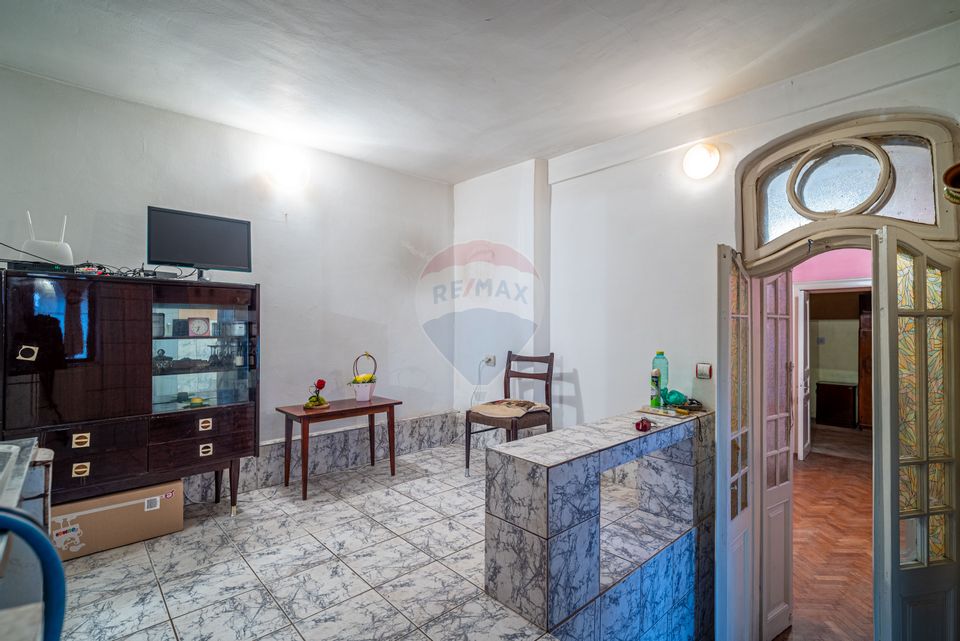 Casa ultracentrală cu 2 camere de vanzare in Ploiesti