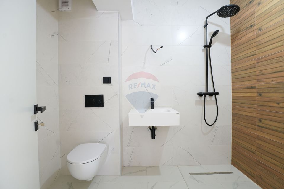 Vanzare apartament de lux cu 4 camere, curte de 279 mp in Pallady