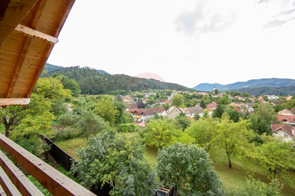 Duplex spațios – oportunitate pentru dezvoltatori sau două familii