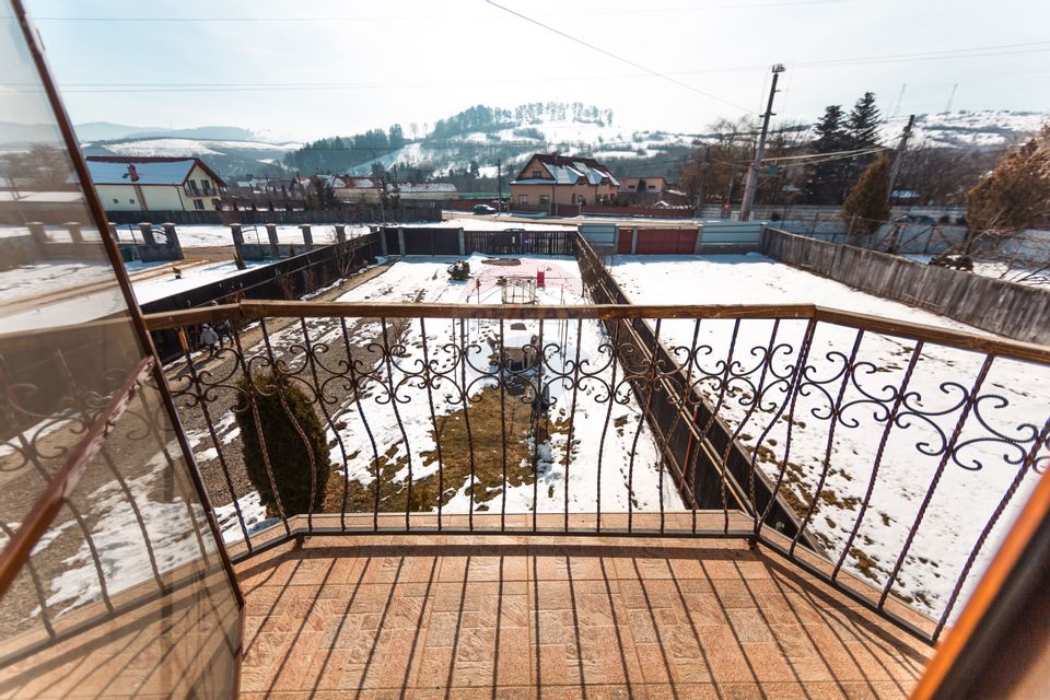 Casă elegantă, construită cu grijă, într-un cadru natural – Tărlungeni