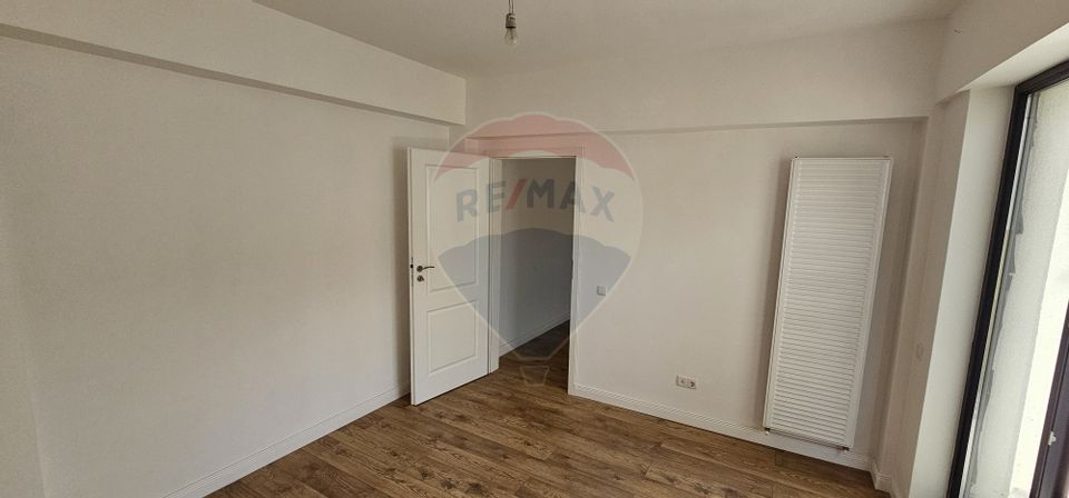 Apartament cu 3 camere de vânzare în zona Andronache