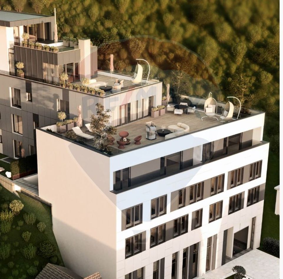 Vând apartament 3 camere, zona centrală