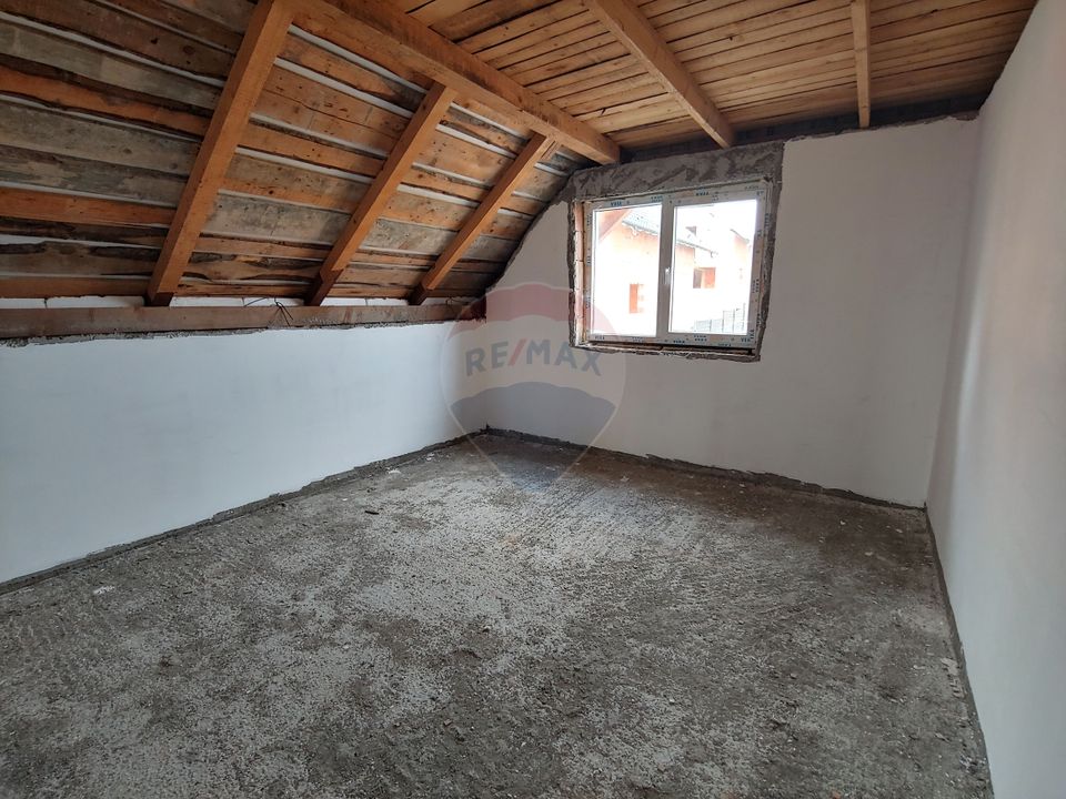 Casă / Vilă individuală cu 560 mp teren, de vânzare în Scheia, Suceava