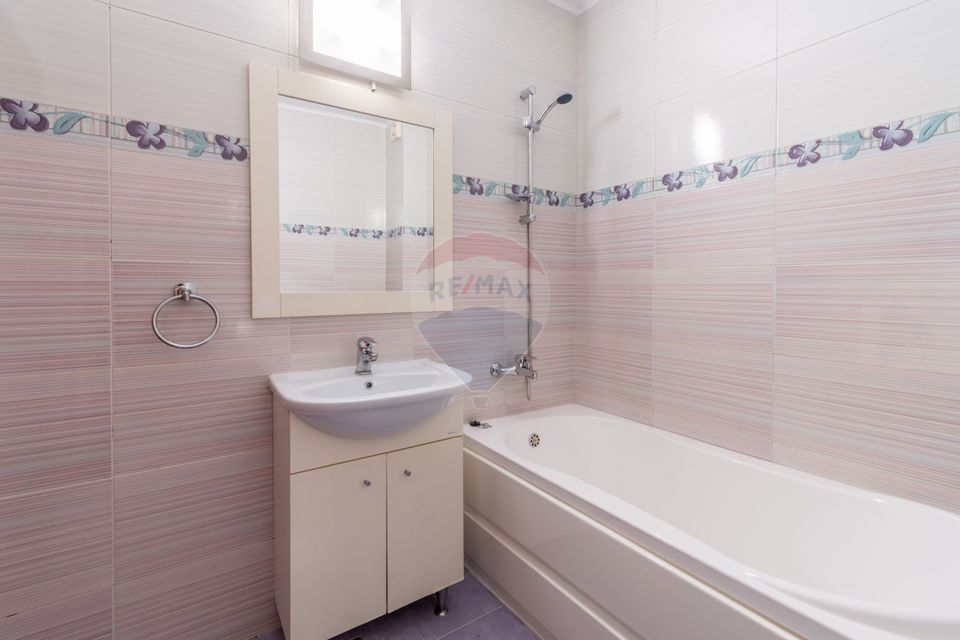 Apartament renovat cu 2 camere + loc de parcare de vanzare Floresti