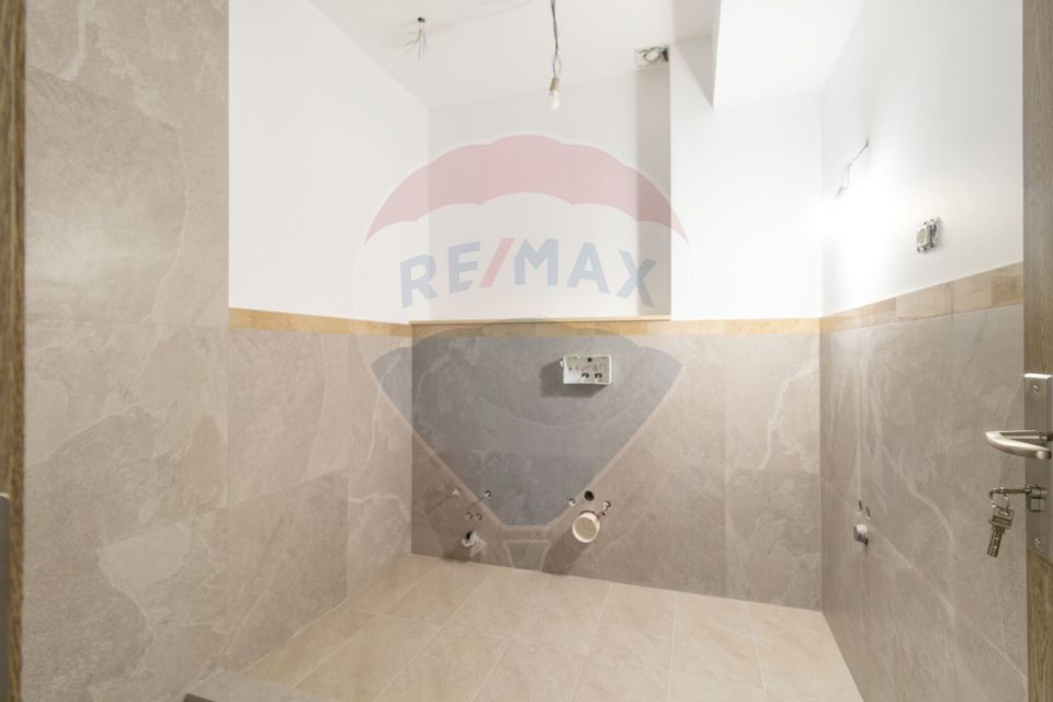 Apartament cu 4 camere de vanzare in zona Damaroaia - Petrom City