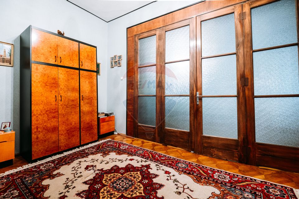 Apartament spațios cu grădină proprie într-o vilă interbelică renovată