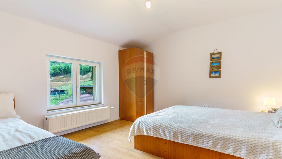 Cabana de vânzare –Mărișel, 10 camere, terasa 41mp, piscină, ciubăr