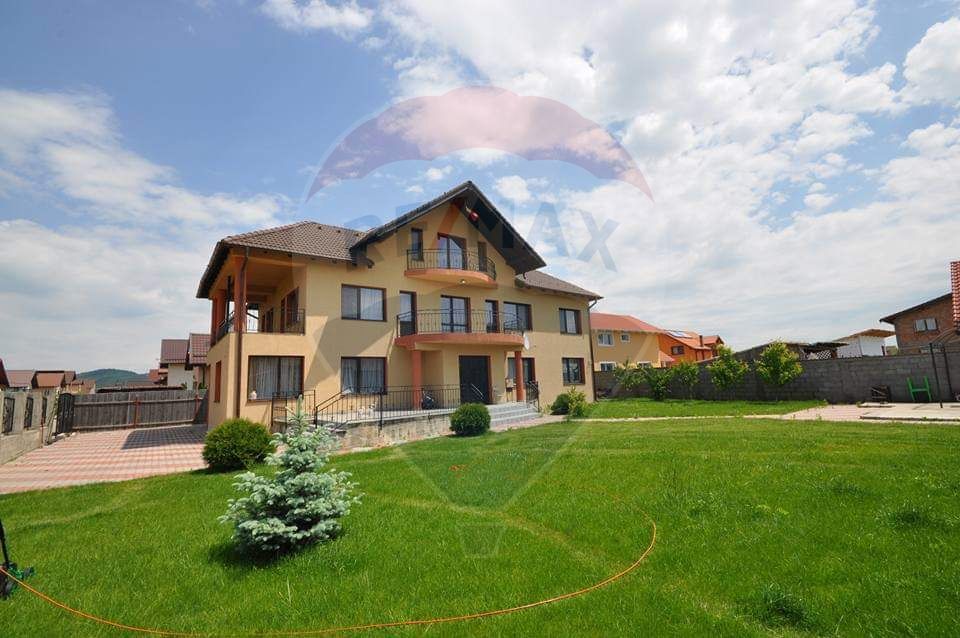 Vilă de închiriat in SANPETRU - zonă liniștită, curte mare