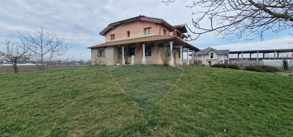 8 room House / Villa for sale