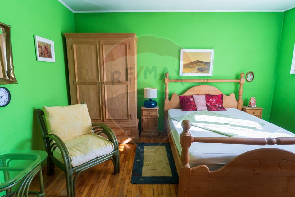 Casă / Vilă cu 10 camere si teren generos, Sos. Salaj