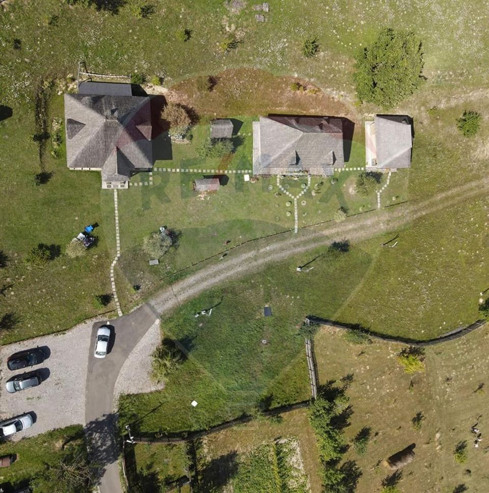 Casă stil maramuresan 4 cam, 4 bai, teren 4000mp, Botiza, Maramures