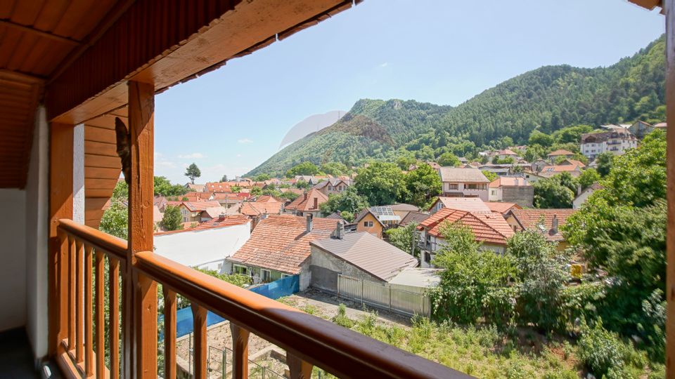 Casă falnică, curte individuală, langă Piața Unirii, în inima Scheilor