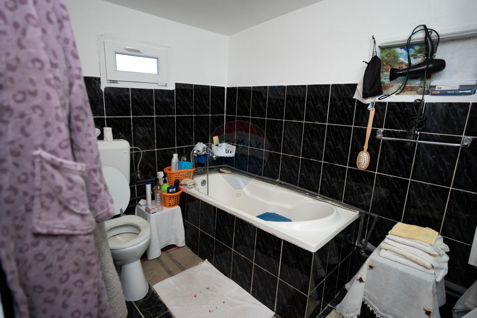 Vânzare pensiune renovată 2025 – 6 camere, Corbșori (Poenari)