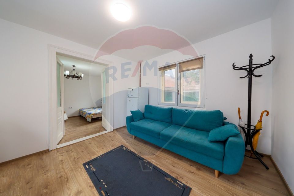 Casă cu 3 camere de vânzare în zona Schei