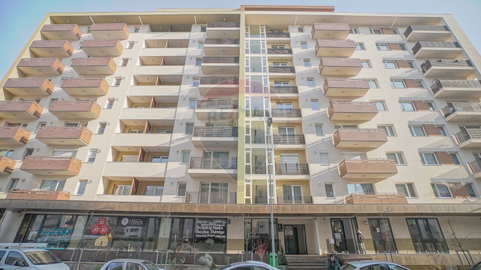 Apartament cu 3 camere de vânzare în zona Tractorul