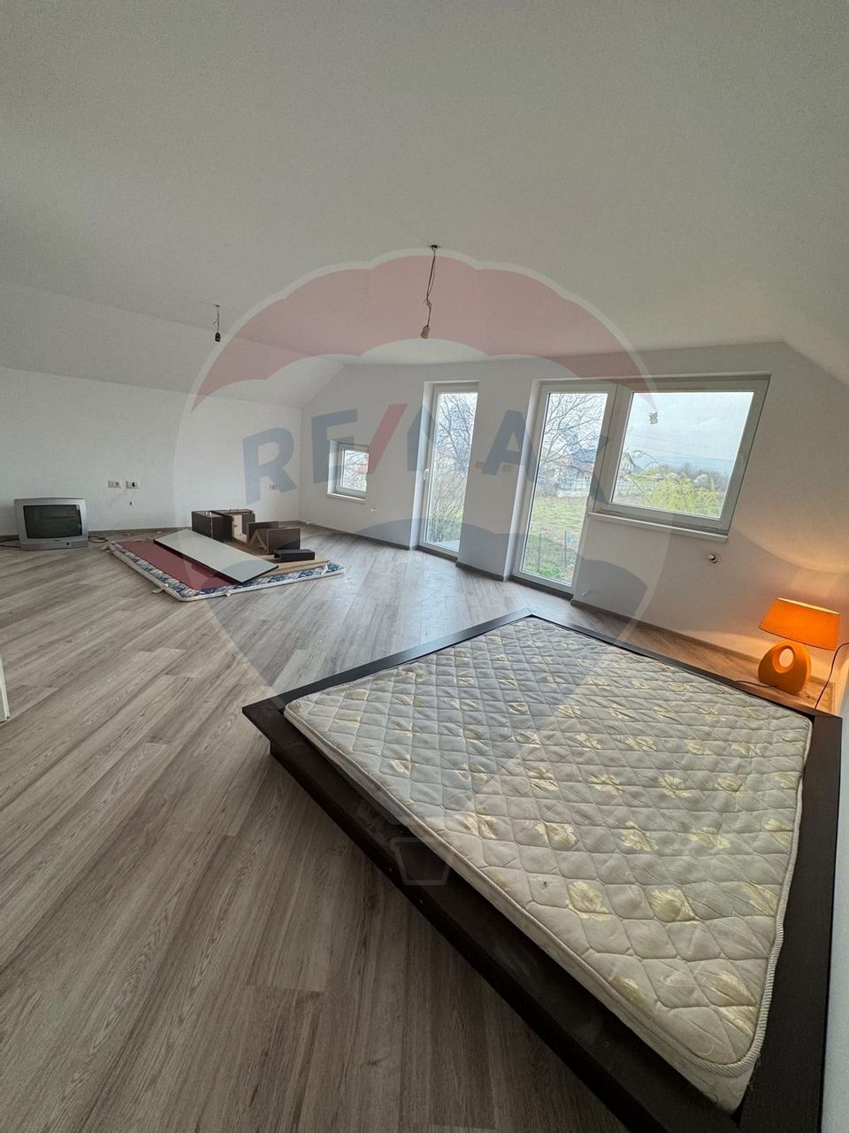 Casă / Vilă cu 8 camere de vânzare în zona Est