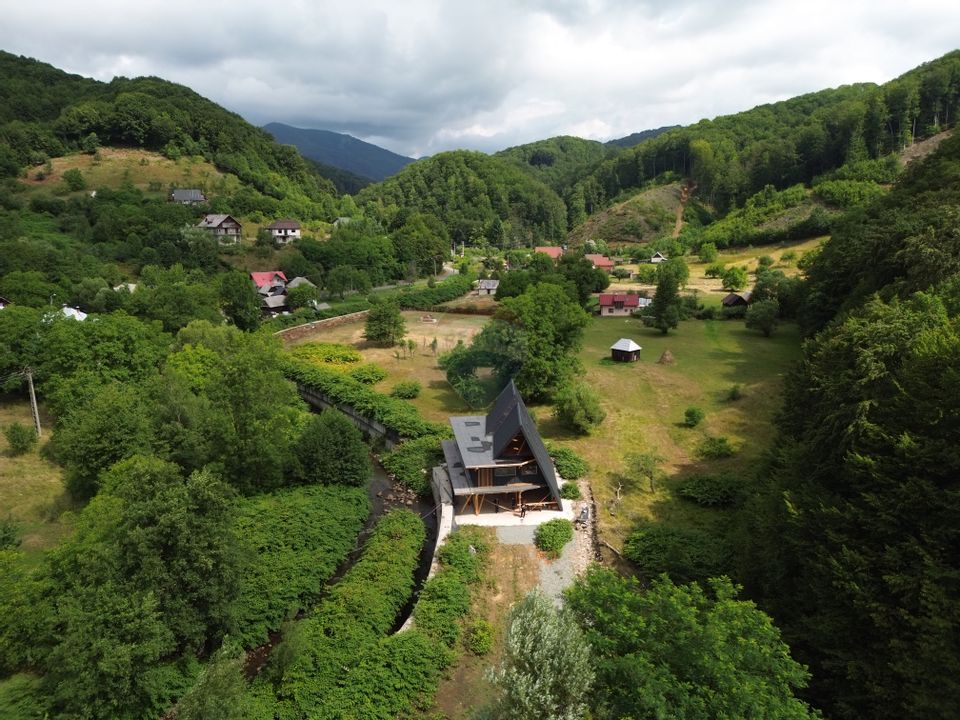 Cabană modernă tip A-frame de 312 m²  de vânzare în zona Firiza