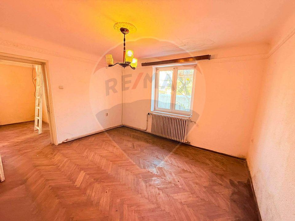 Casă de vanzare cu curte | 4 camere | Zona Gorjului | Teren generos