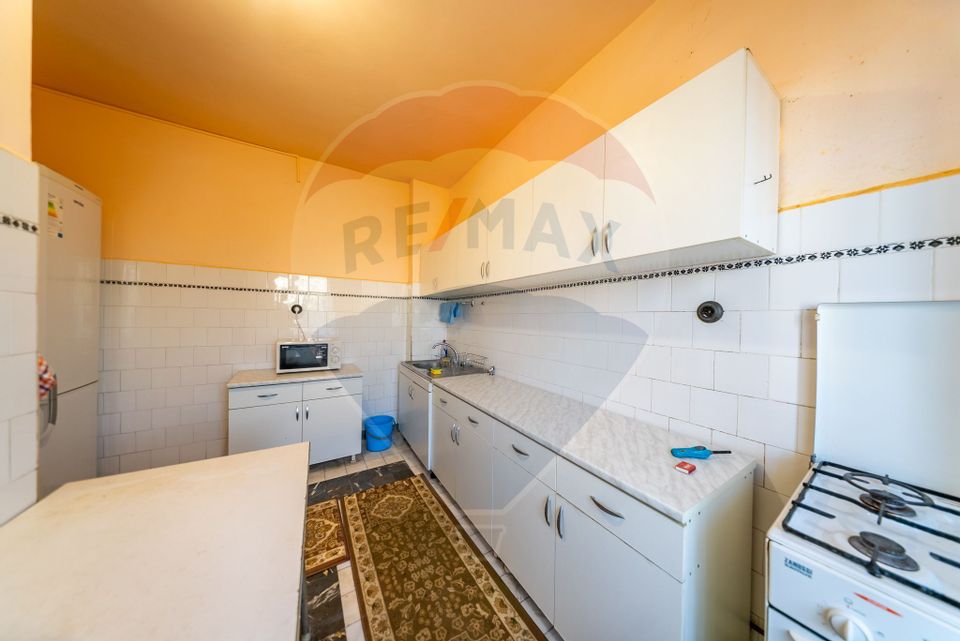 Apartament cu 4 camere, decomandat in zona centrala