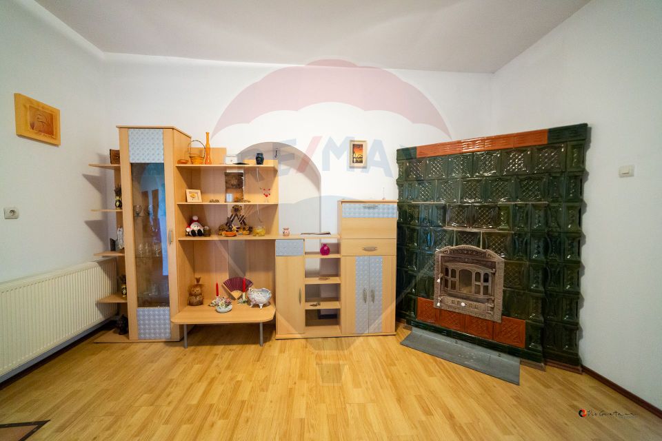 Imobil renovat, 2 apartamente, grădină și garaj – Turnu