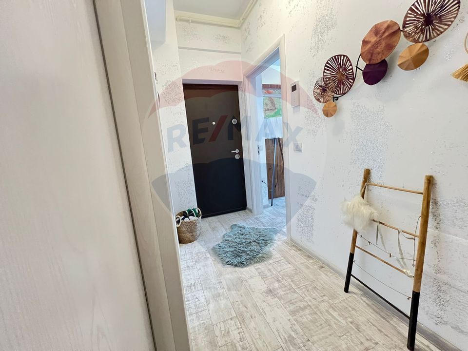 Apartament cu 3 camere cu CURTE PROPRIE  de vânzare în zona Tractorul