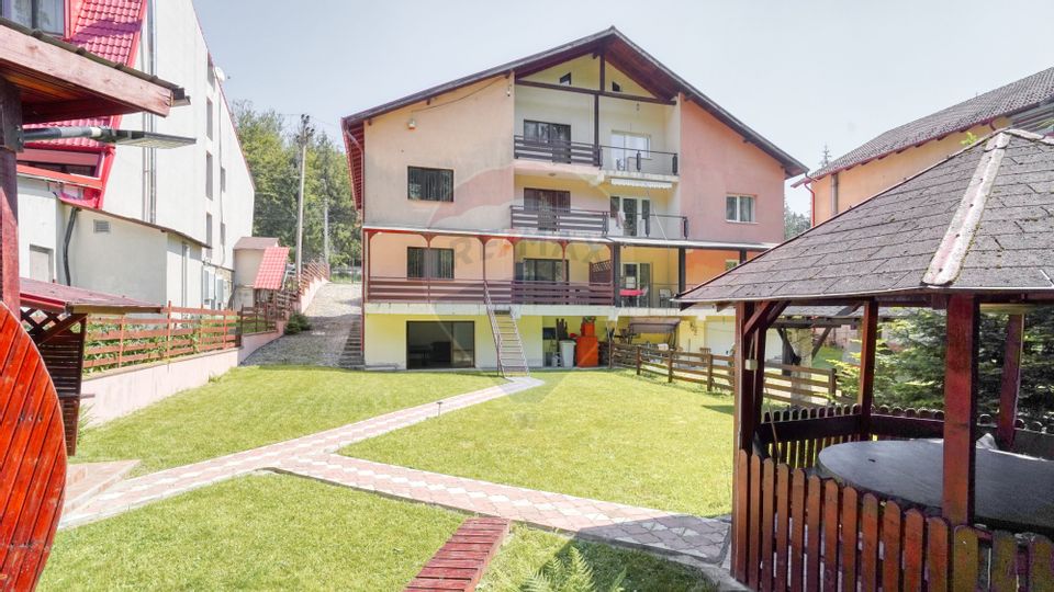 Casă / Vilă cu 8 camere de vânzare în zona Valea Rasnoavei