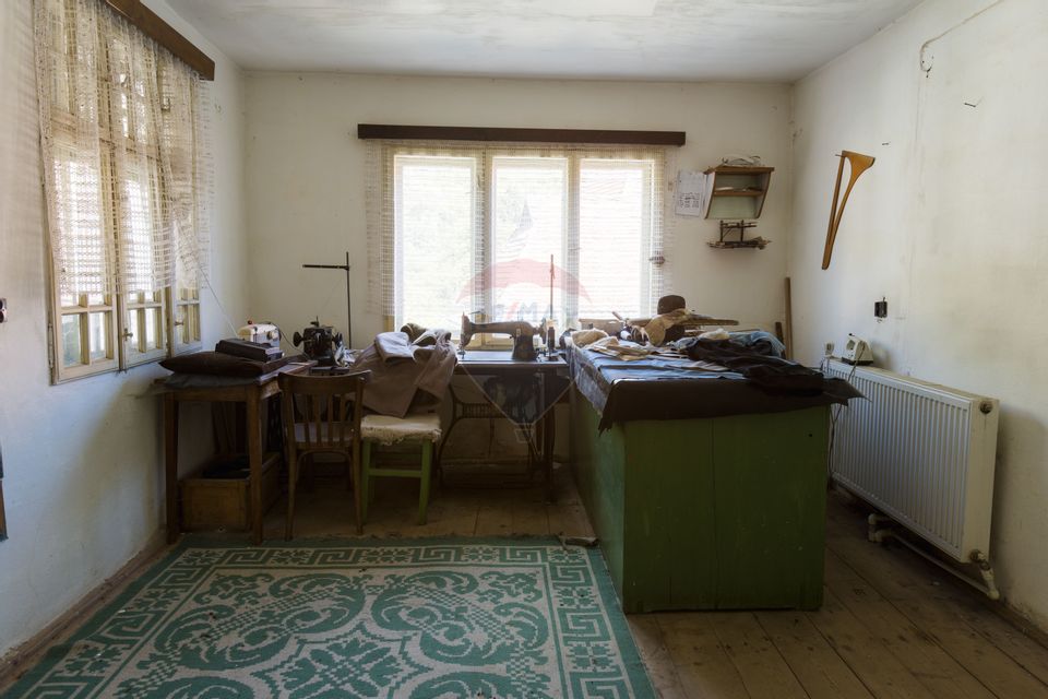 Doua Case de vanzare cu 5 camere + 3 camere,  stradal in Bran!