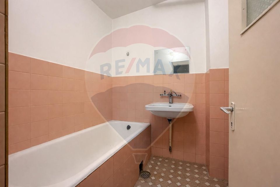 Apartament 4 camere, etaj 1, decomandat, zona centrală