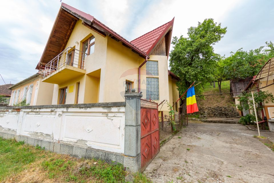 Două Case, O Singură Oportunitate – Viață Liniștită la Țară