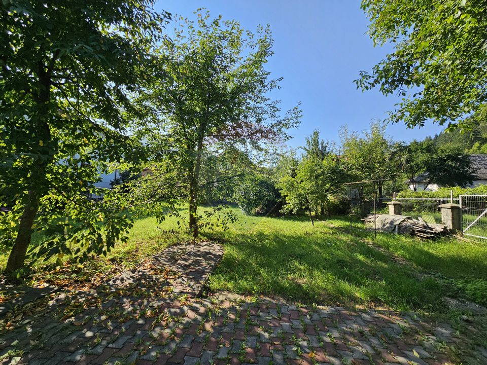 Casă solidă din cărămidă, mobilată, garaj, teren generos – Tarcău